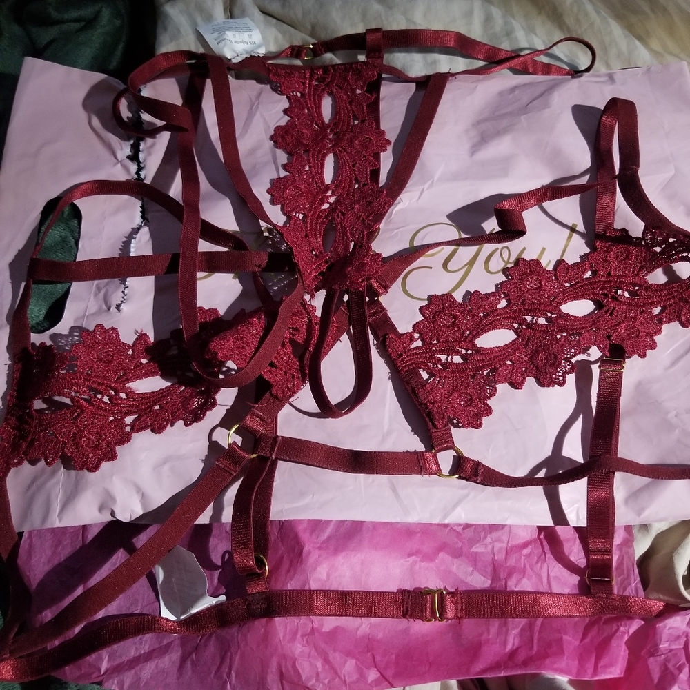 Lingerie Set - Picture 2 of 4